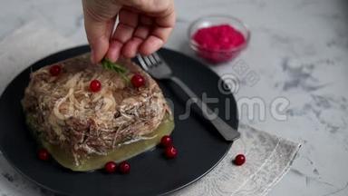 带肉，猪肉和鸡肉的果冻。 传统的俄罗斯菜，放在碗里的辣根旁边的深色盘子里